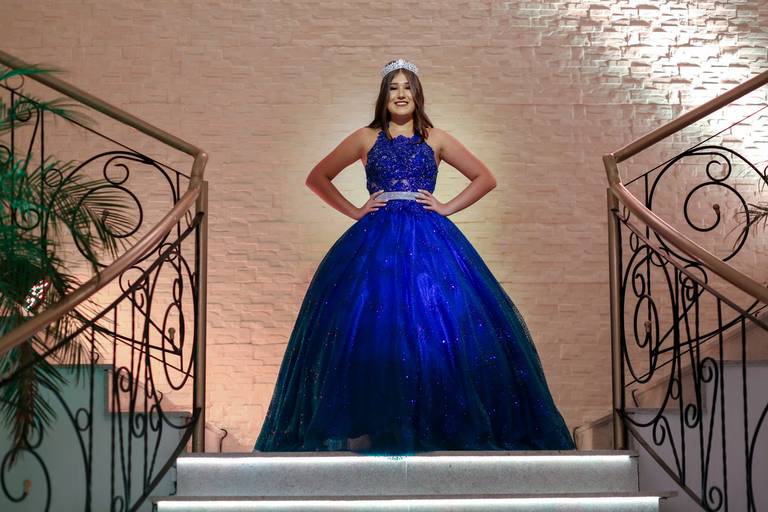 fotografia-15-anos-debutante-porto-alegre-ensaio-book-imperio-elite-king-15th-debut-festa-princesa-felicidade-familia-casa-de-festas-pista-danca-vestido-fifteen-salao-beleza