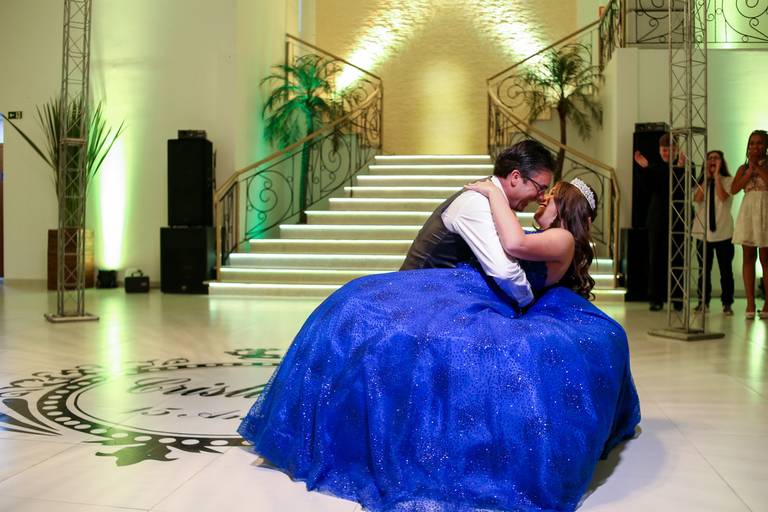 fotografia-15-anos-debutante-porto-alegre-ensaio-book-imperio-elite-king-15th-debut-festa-princesa-felicidade-familia-casa-de-festas-pista-danca-vestido-fifteen-salao-beleza