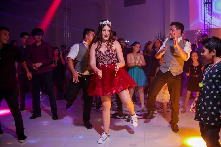 fotografia-15-anos-debutante-porto-alegre-ensaio-book-imperio-elite-king-15th-debut-festa-princesa-felicidade-familia-casa-de-festas-pista-danca-vestido-fifteen-salao-beleza