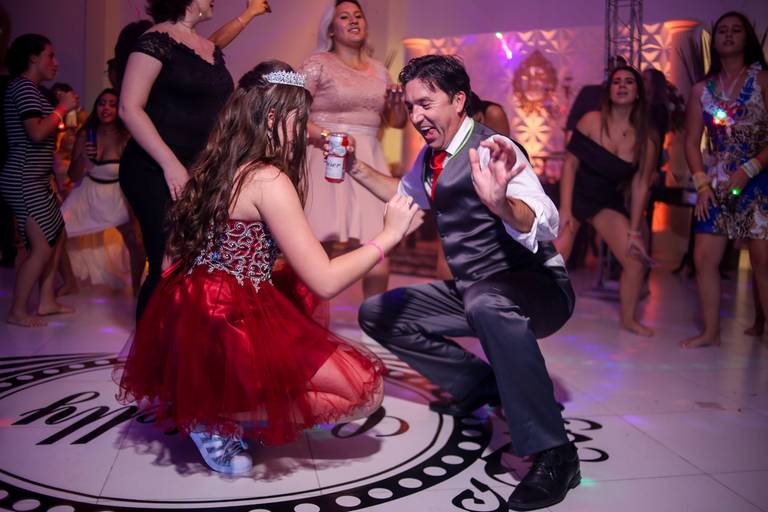 fotografia-15-anos-debutante-porto-alegre-ensaio-book-imperio-elite-king-15th-debut-festa-princesa-felicidade-familia-casa-de-festas-pista-danca-vestido-fifteen-salao-beleza