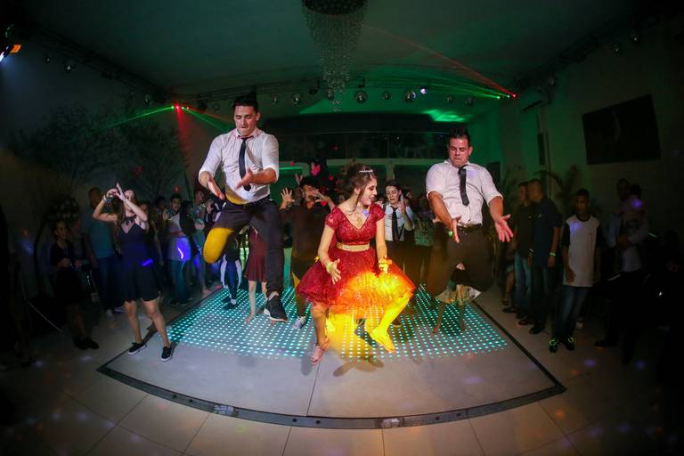 fotografia-15-anos-debutante-porto-alegre-ensaio-book-imperio-elite-king-15th-debut-festa-princesa-felicidade-familia-casa-de-festas-pista-danca-vestido-fifteen-salao-beleza