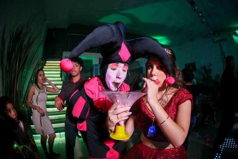 fotografia-15-anos-debutante-porto-alegre-ensaio-book-imperio-elite-king-15th-debut-festa-princesa-felicidade-familia-casa-de-festas-pista-danca-vestido-fifteen-salao-beleza