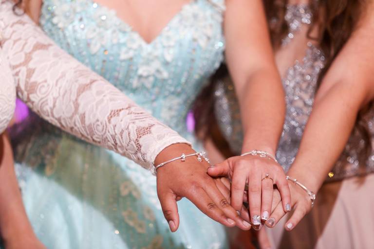 fotografia-15-anos-debutante-porto-alegre-ensaio-book-imperio-elite-king-15th-debut-festa-princesa-felicidade-familia-casa-de-festas-pista-danca-vestido-fifteen-salao-beleza