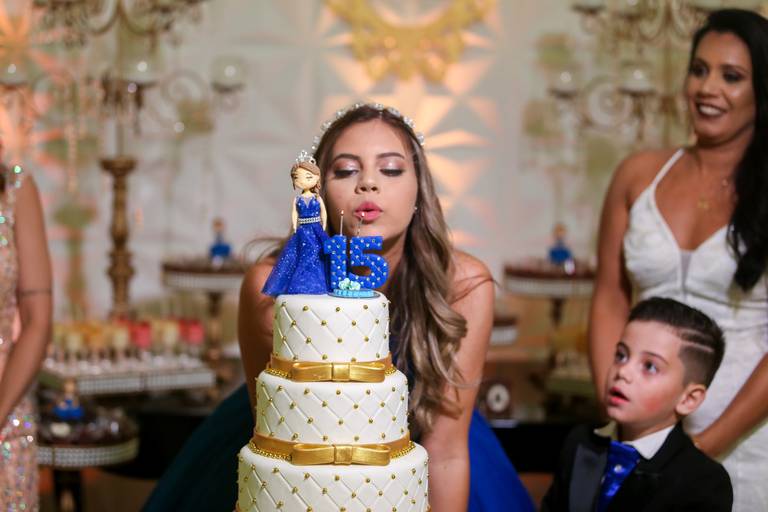 fotografia-15-anos-debutante-porto-alegre-ensaio-book-imperio-elite-king-15th-debut-festa-princesa-felicidade-familia-casa-de-festas-pista-danca-vestido-fifteen-salao-beleza