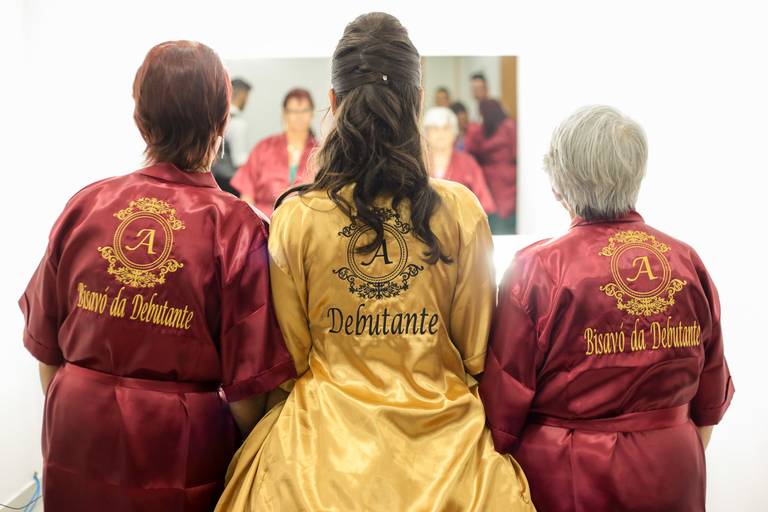 fotografia-15-anos-debutante-porto-alegre-ensaio-book-imperio-elite-king-15th-debut-festa-princesa-felicidade-familia-casa-de-festas-pista-danca-vestido-fifteen-salao-beleza