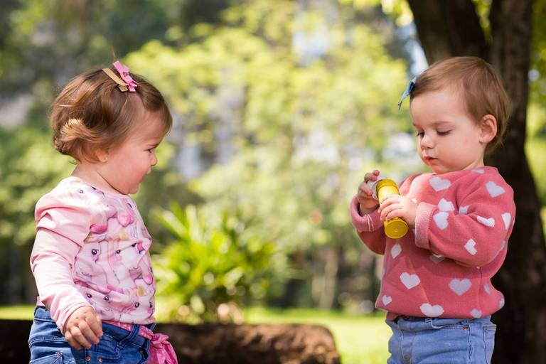 ensaio-familia-infantil-praca-externo-fotos-lindas-ceu-aberto-moda-street-parque-fotografia-modelo-job-flores-porto-alegre-rodrigo-bestetti-book-15th-quinze-anos-aniversario-fotos