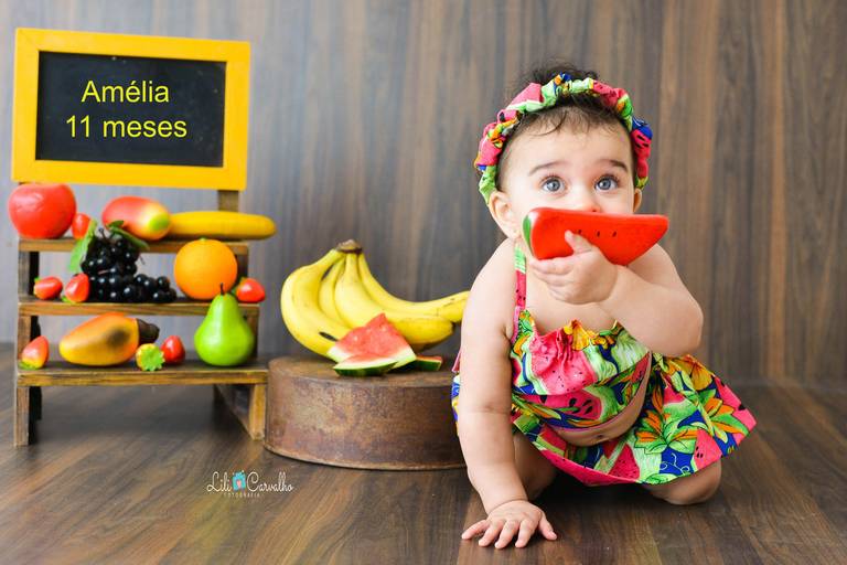 foto de bebê comendo frutinha 