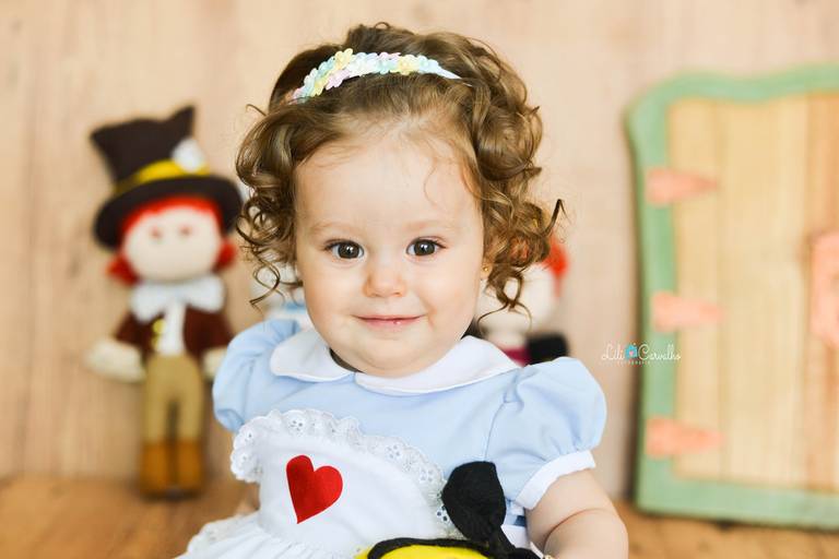 ensaio infantil no estudio, menina, tema alice no pais das maravilhas