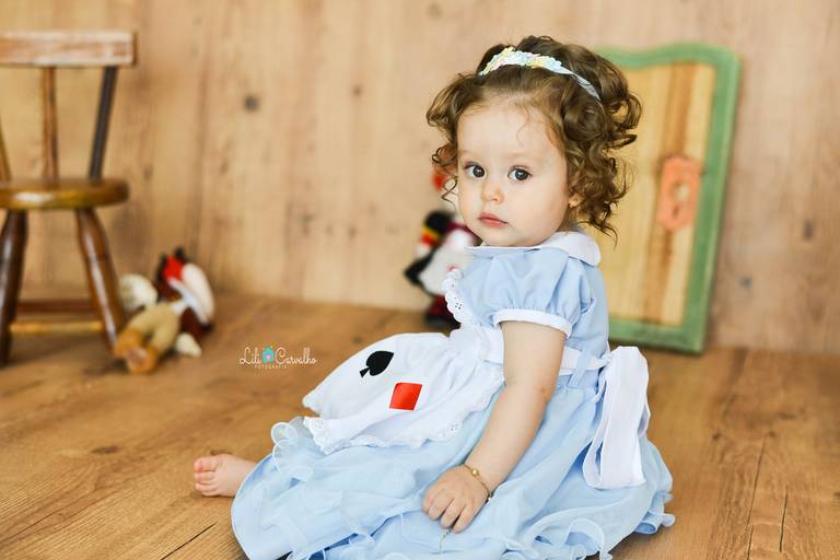 ensaio infantil no estudio, menina, tema alice no pais das maravilhas de lado