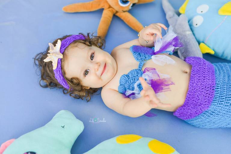 ensaio infantil no estudio, menina, tema sereia deitada