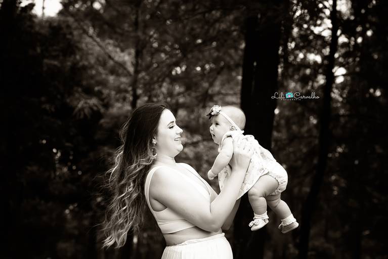 fotografia de mae e filha em preto e branco 