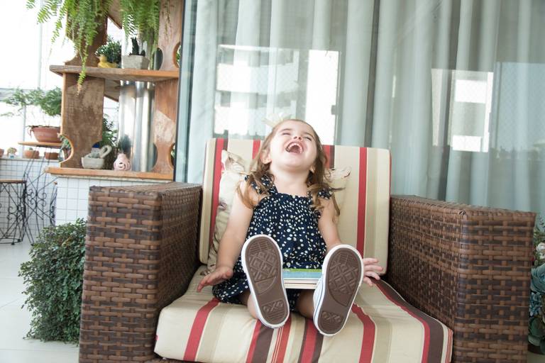 fotografia da crianca em casa, Maringá, dando gargalhada 
