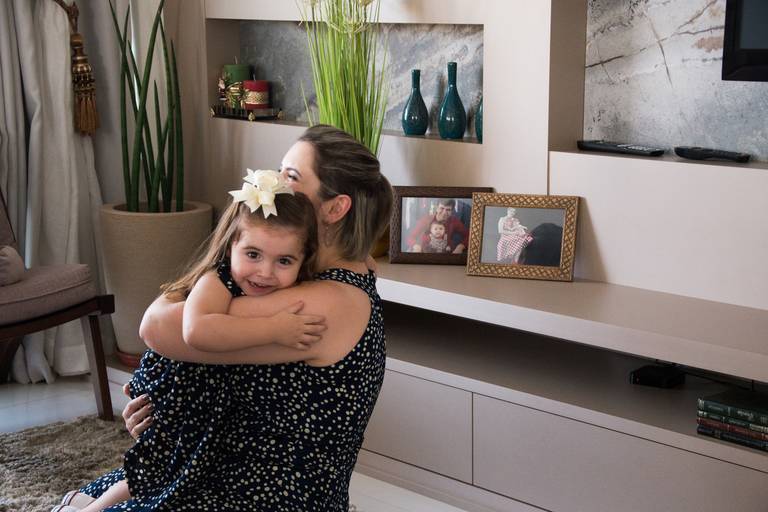 mae e filha se abraçando  