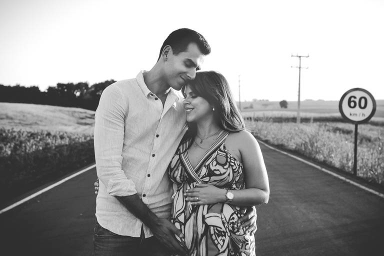 Paula e Vitor abraçados em uma estrada de Maringá, foto em preto e branco