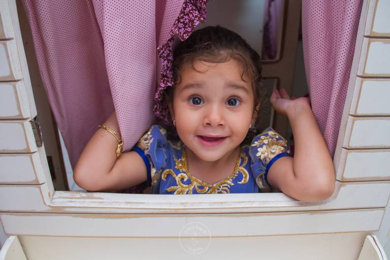 Manu na janelinha da casinha de madeira, na sua festinha de quatro anos, no Jungle Kids