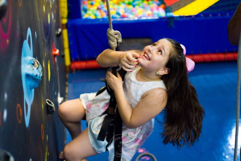 Larissa no brinquedo de escalada no Mega Kids 