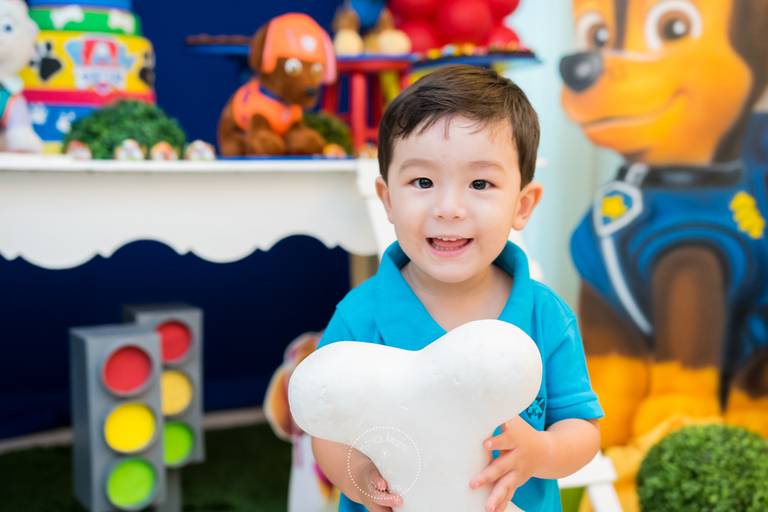 Emanuel segurando um osso da sua decoração de patrulha canina 