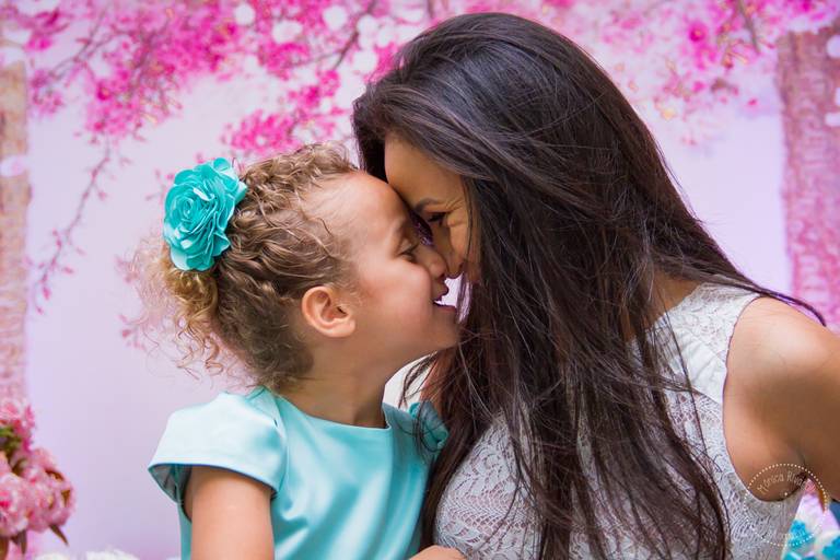 Mãe e filha se olhando, com a testas juntas 