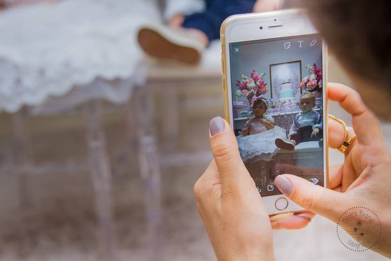 Foto de alguém tirando foto com celular dos aniversariantes