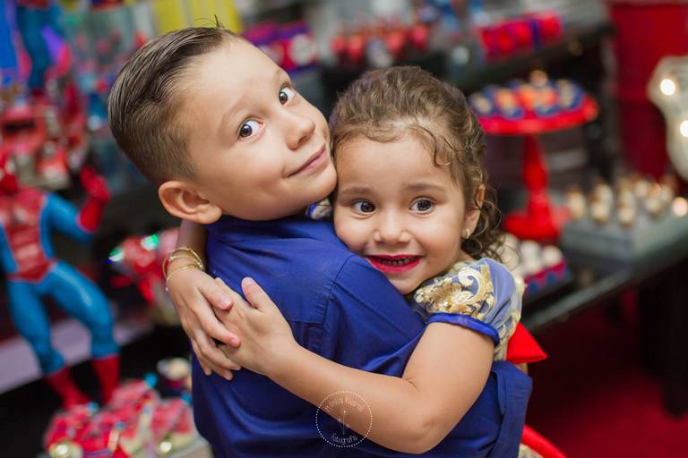 Irmãos aniversariantes abraçados, Davi olhando para a câmera 