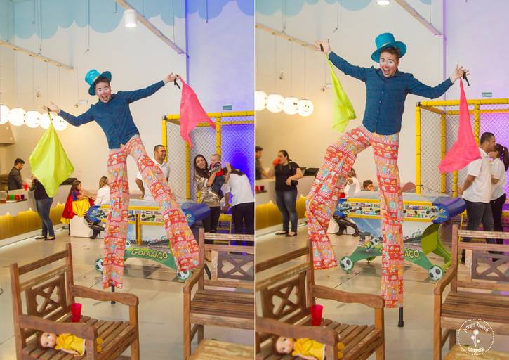 Montagem de duas fotos do palhaço com a perna de pau 