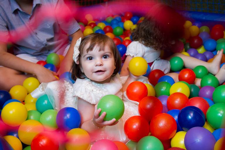 Maria Luiza na piscina de bolinhas no seu aniversario de um aninho 