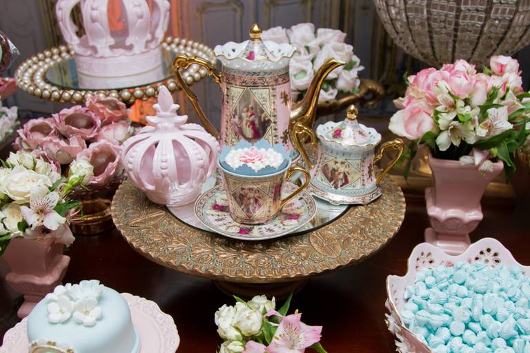 Docinhos e decoração em tons de rosa, azul e dourado 