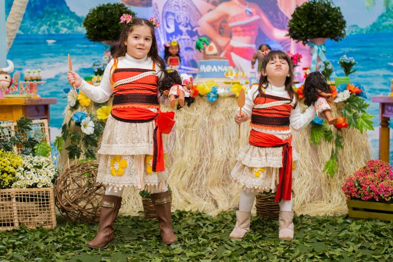 Isadora e Gabriella fazendo Moana, da sua festinha 