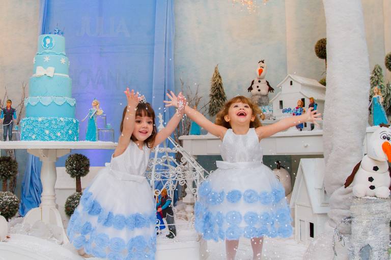 Aniversariantes brincando com a neve da decoração de Frozen 