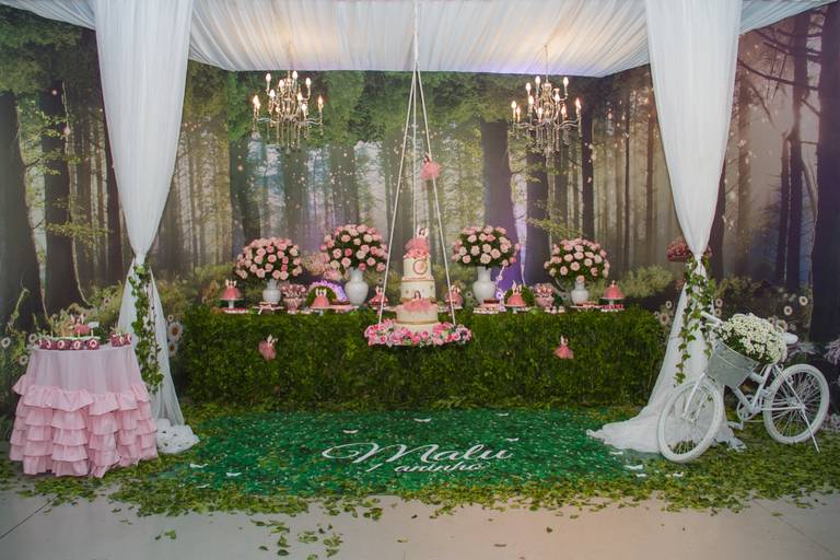 Foto aberta da decoração de jardim do aniversário da Malu 