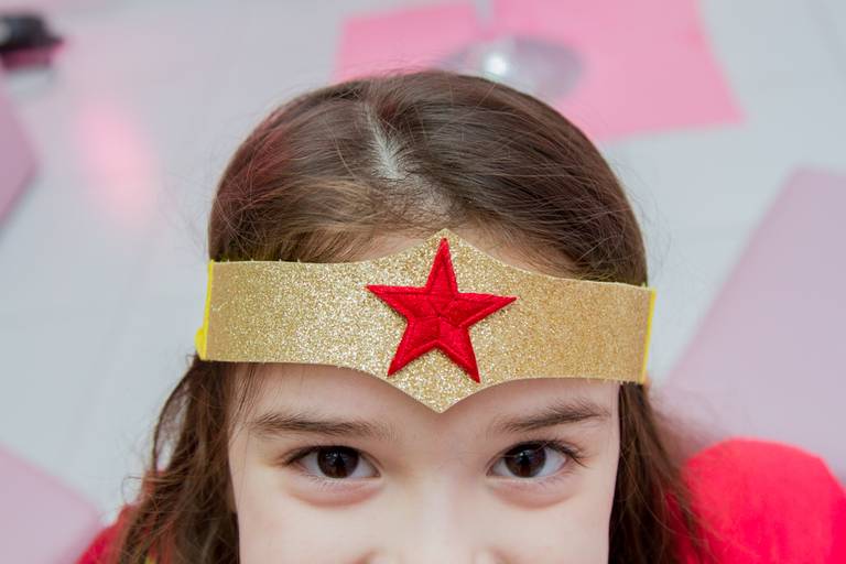 Close na tiara da Yasmin, que estava vestida de mulher maravilha na sua festinha de seis anos 