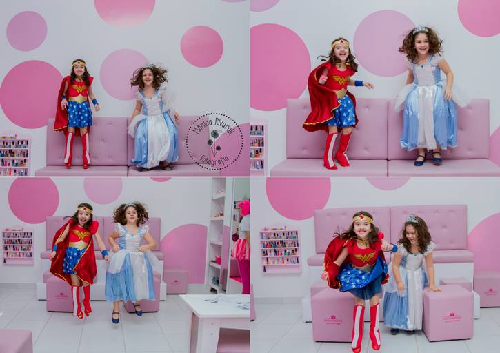 Montagem de quatro fotos da aniversariante e sua amiguinha pulando e brincando