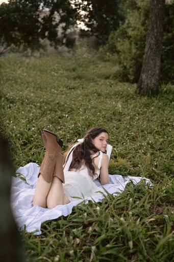 fotografia feminina - ensaio feminino temático - ensaio feminino meigo - ensaio estilo pinterest - ensaio fotográfico de mulher lendo em um gramado
