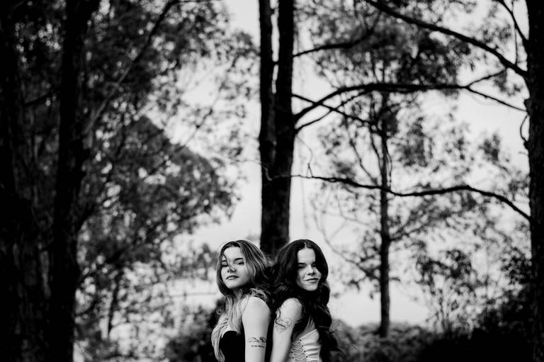 ensaio de irmãs - ensaio gêmeas - ensaio em externa - ensaio de irmãs gêmeas em externa - fotografia com o por do sol