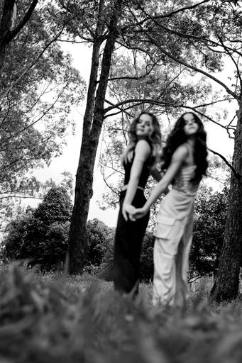 ensaio de irmãs - ensaio gêmeas - ensaio em externa - ensaio de irmãs gêmeas em externa - fotografia com o por do sol