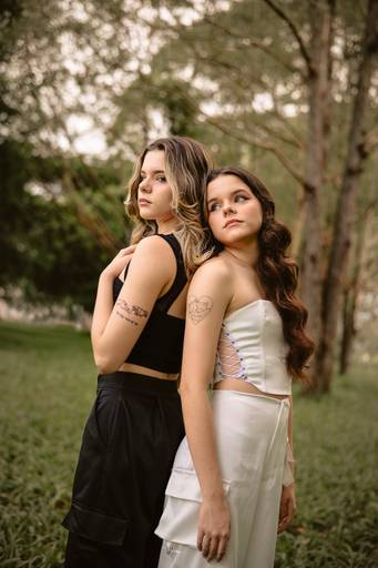 ensaio de irmãs - ensaio gêmeas - ensaio em externa - ensaio de irmãs gêmeas em externa - fotografia com o por do sol