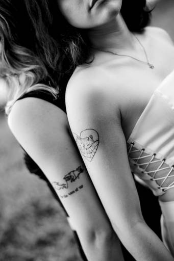 ensaio de irmãs - ensaio gêmeas - ensaio em externa - ensaio de irmãs gêmeas em externa - fotografia com o por do sol -  tatuagem