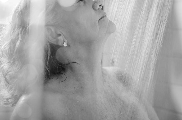 ensaio sensual - ensaio intimista feminino - mulher madura em ensaio intimista - fotografia de mulher no chuveiro