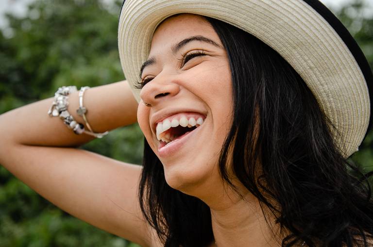 fotografia 15 anos - ensaio de 15 anos - ensaio na praia - menina usando chapéu