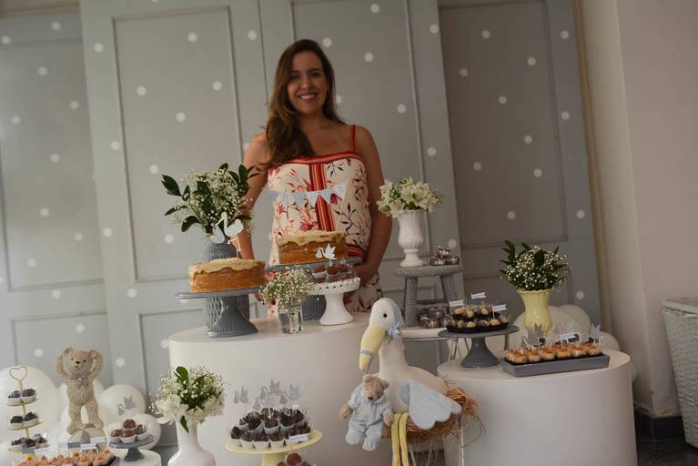 Gestante posa em frente a decoração do seu Chá de Bebê 