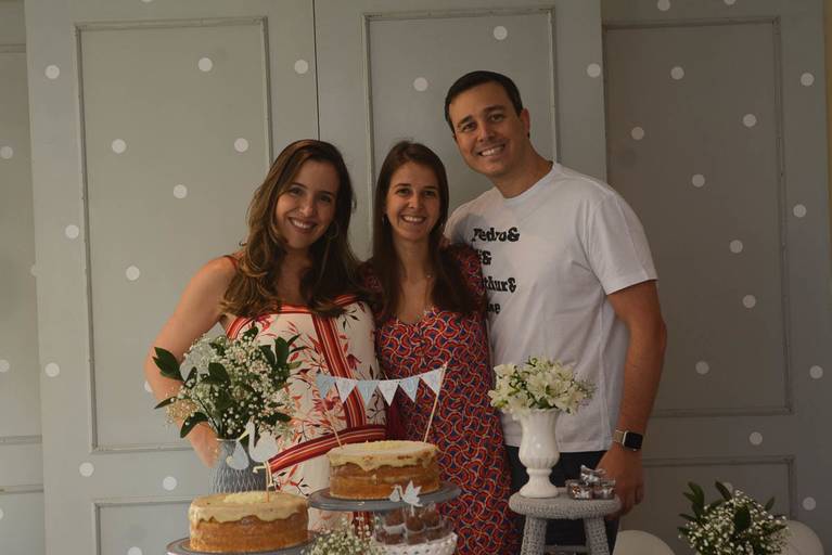 Gestante e o Marido e uma amiga em seu Chá de Bebê No Rio de Janeiro