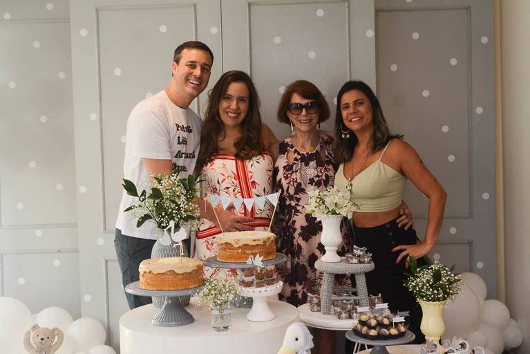 Gestante e Marido com a família durante o Chá de Bebê no Rio de Janeiro