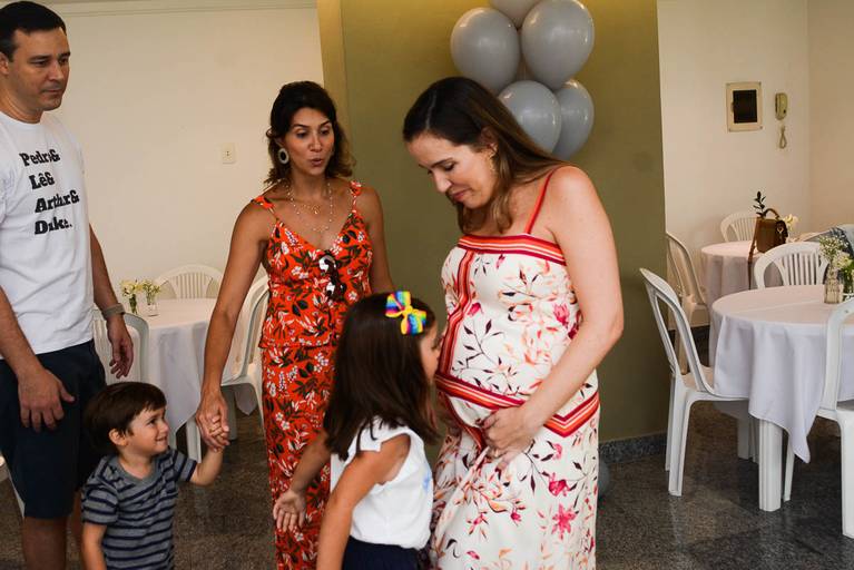 Durante o Chá de Bebê no Rio de Janeiro, Uma Menina fala com a barriga da Gestante