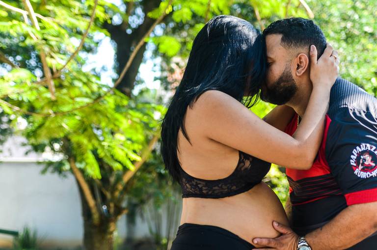 Gestante e o marido se beijam apaixonados em um parque no Rio de Janeiro