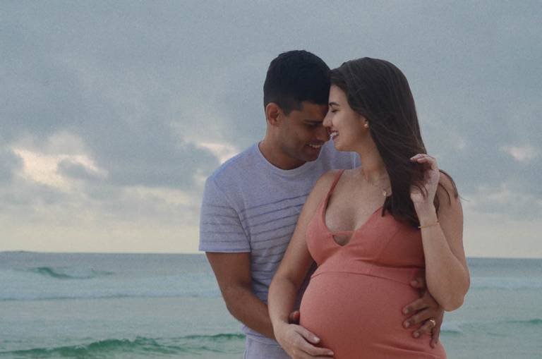 Casal Grávido apaixonados, se olhando com testa na testa em frente ao mar  no Quebra Mar na Praia da Barra da Tijuca no Rio de Janeiro