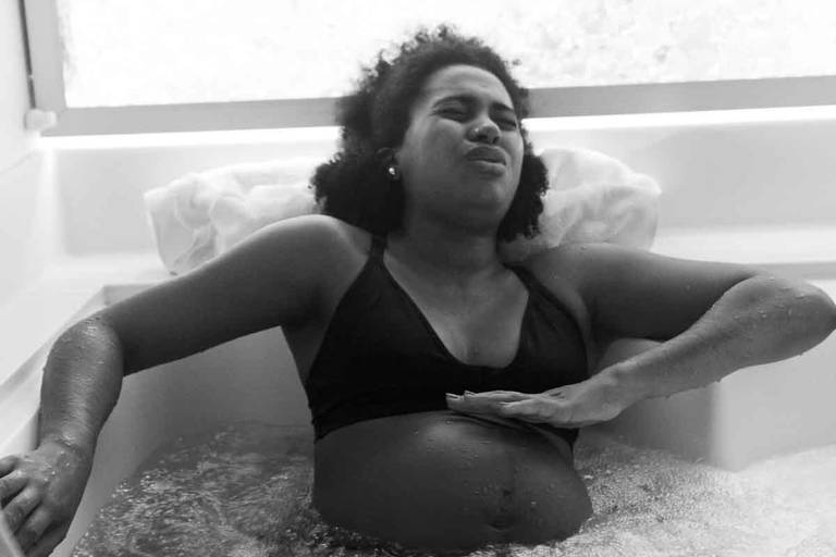 Gestante sentindo dor na Banheira de Hidro Massagem Durante Um Parto Humanizado na Perinatal da Barra da Tijuca no Rio de Janeiro
