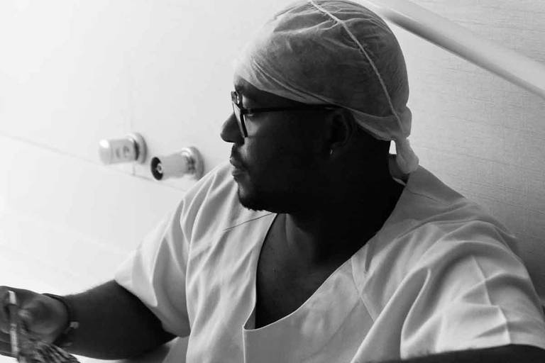 Marido na Banheira de Hidro Massagem Durante Um Parto Humanizado na Perinatal da Barra da Tijuca no Rio de Janeiro