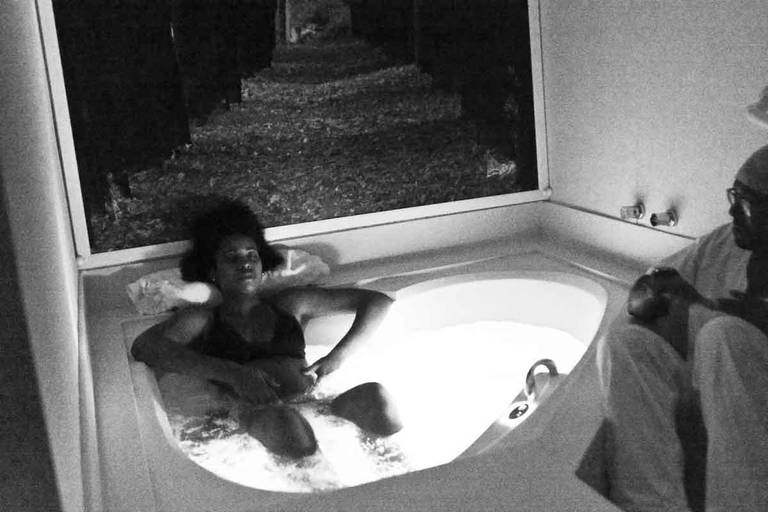 Casal Grávido na Banheira de Hidro Massagem Durante Um Parto Humanizado na Perinatal da Barra da Tijuca no Rio de Janeiro