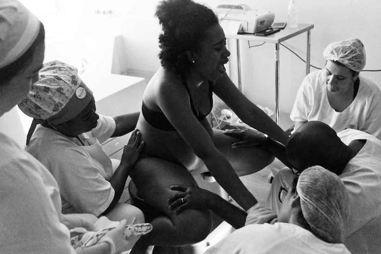 Gestante durante a hora do parto em Um Parto Humanizado na Perinatal da Barra da Tijuca no Rio de Janeiro