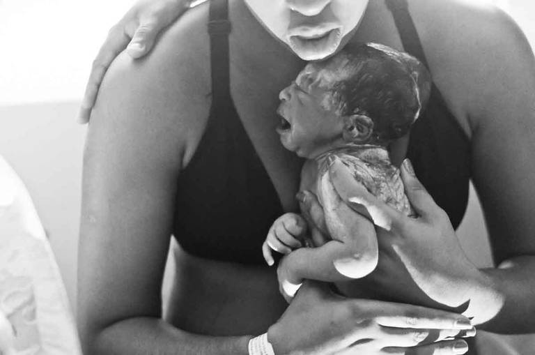 O Nascimento de Um Bebê, Mãe segurando sua filha pela primeira vez durante um Parto Humanizado na Perinatal da Barra da Tijuca no Rio de Janeiro